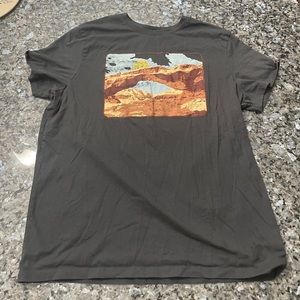 Men’s mountain design tshirt